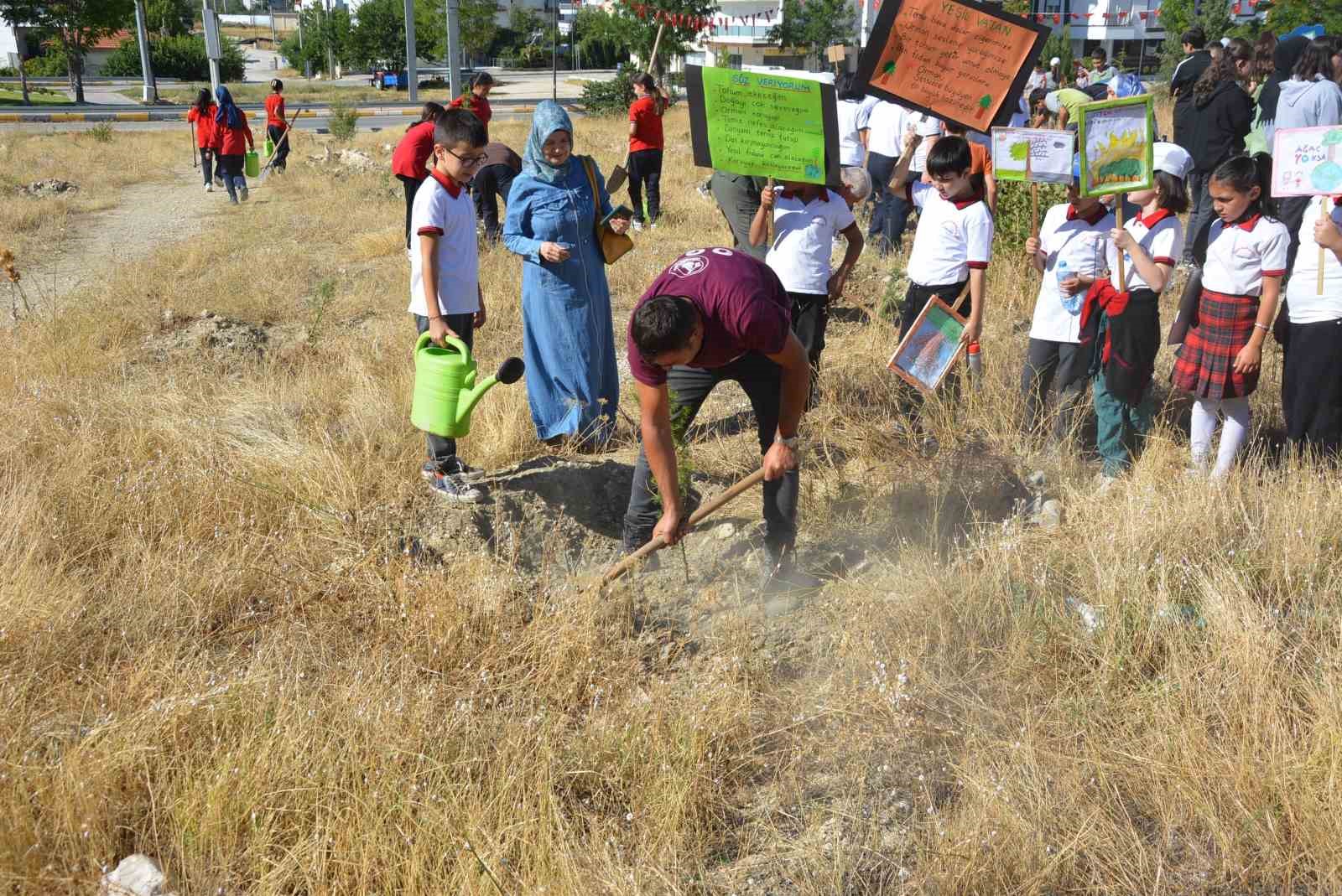 Korkuteli&rsquo;de &ouml;ğrenciler &rsquo;yeşil vatan&rsquo; i&ccedil;in fidan dikti
