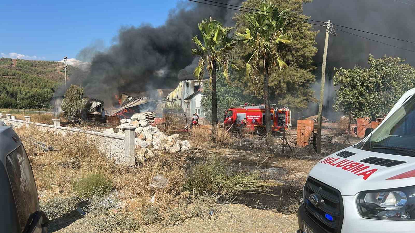 Seydikemer&rsquo;de kereste deposunda yangın
