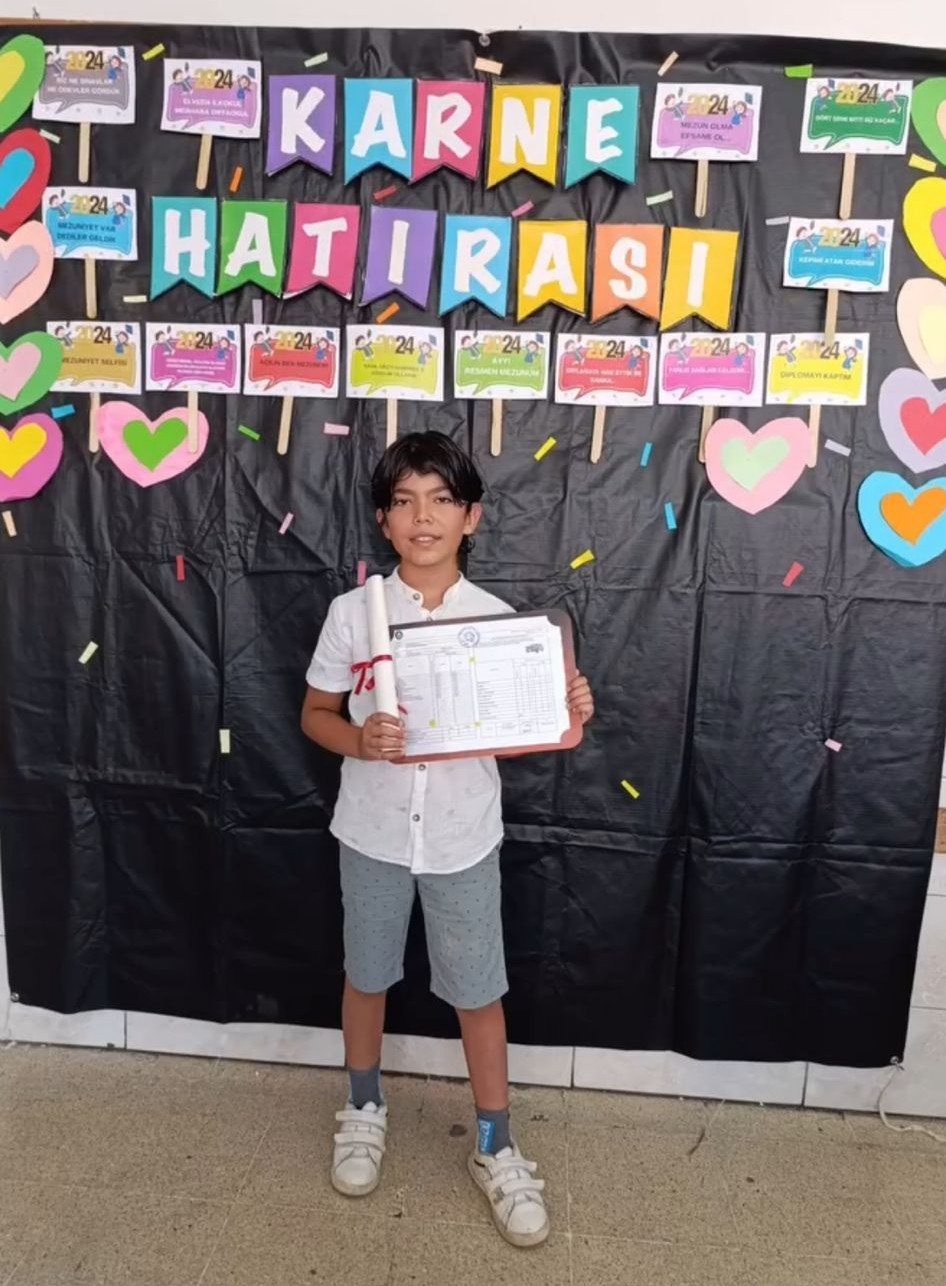 &Ouml;ğretmen babanın en ağır y&uuml;k&uuml;: Okul bah&ccedil;esinde fenalaşan oğlunun tabutunu bir an olsun bırakmadı
