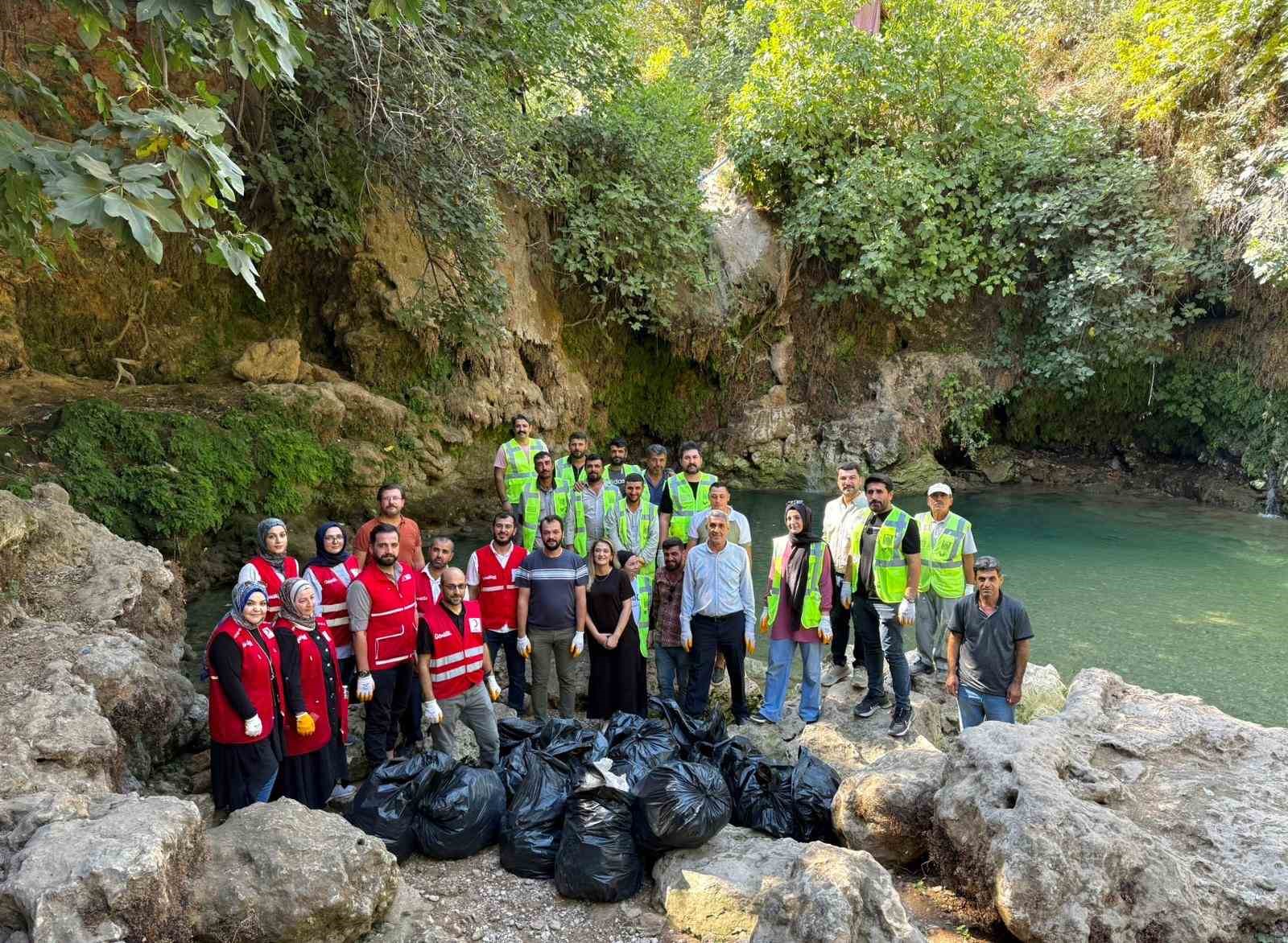 Yüceli vadisi ve şelalesinde temizlik seferberliği