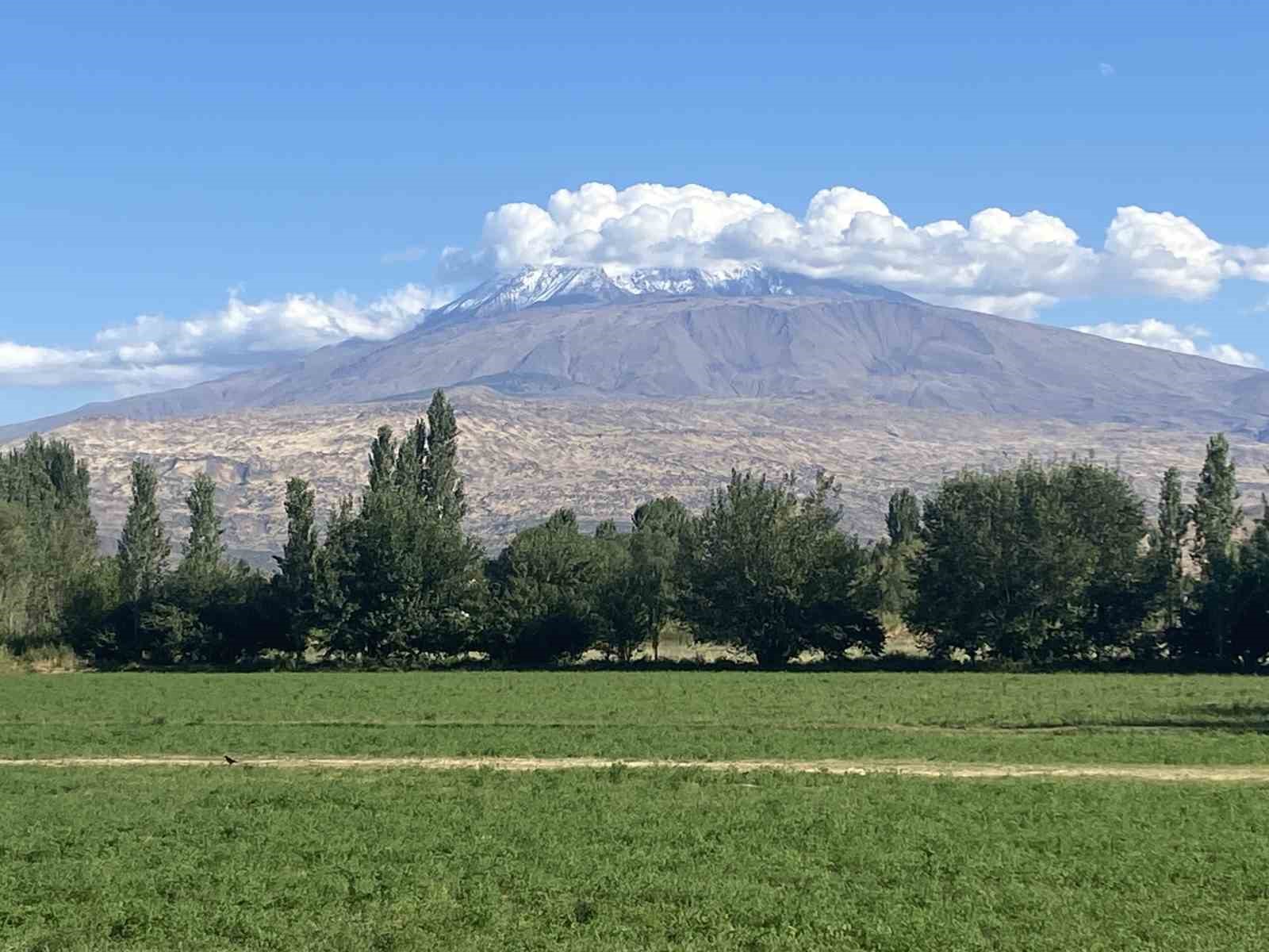 Ağrı Dağı’na mevsimin ilk karı yağdı