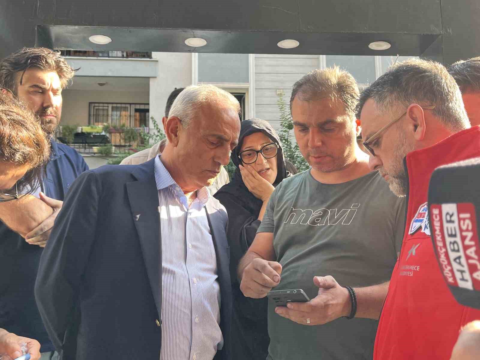 Küçükçekmece Kaymakamı ve Belediye Başkanı yangın yerinde inceleme yaptı, ölen vatandaş için başsağlığı diledi