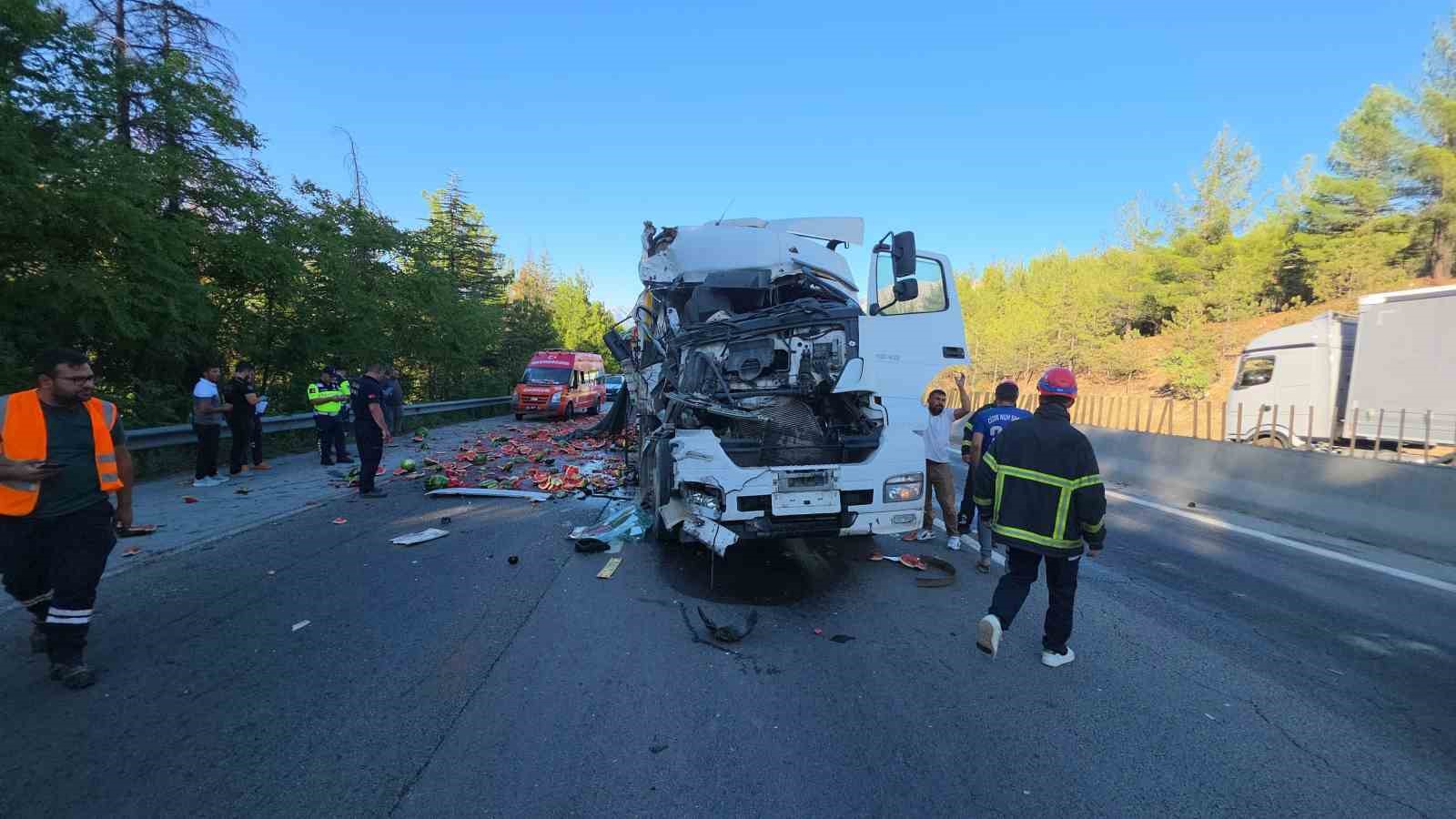 Karpuz y&uuml;kl&uuml; tır otoyolda devrildi

