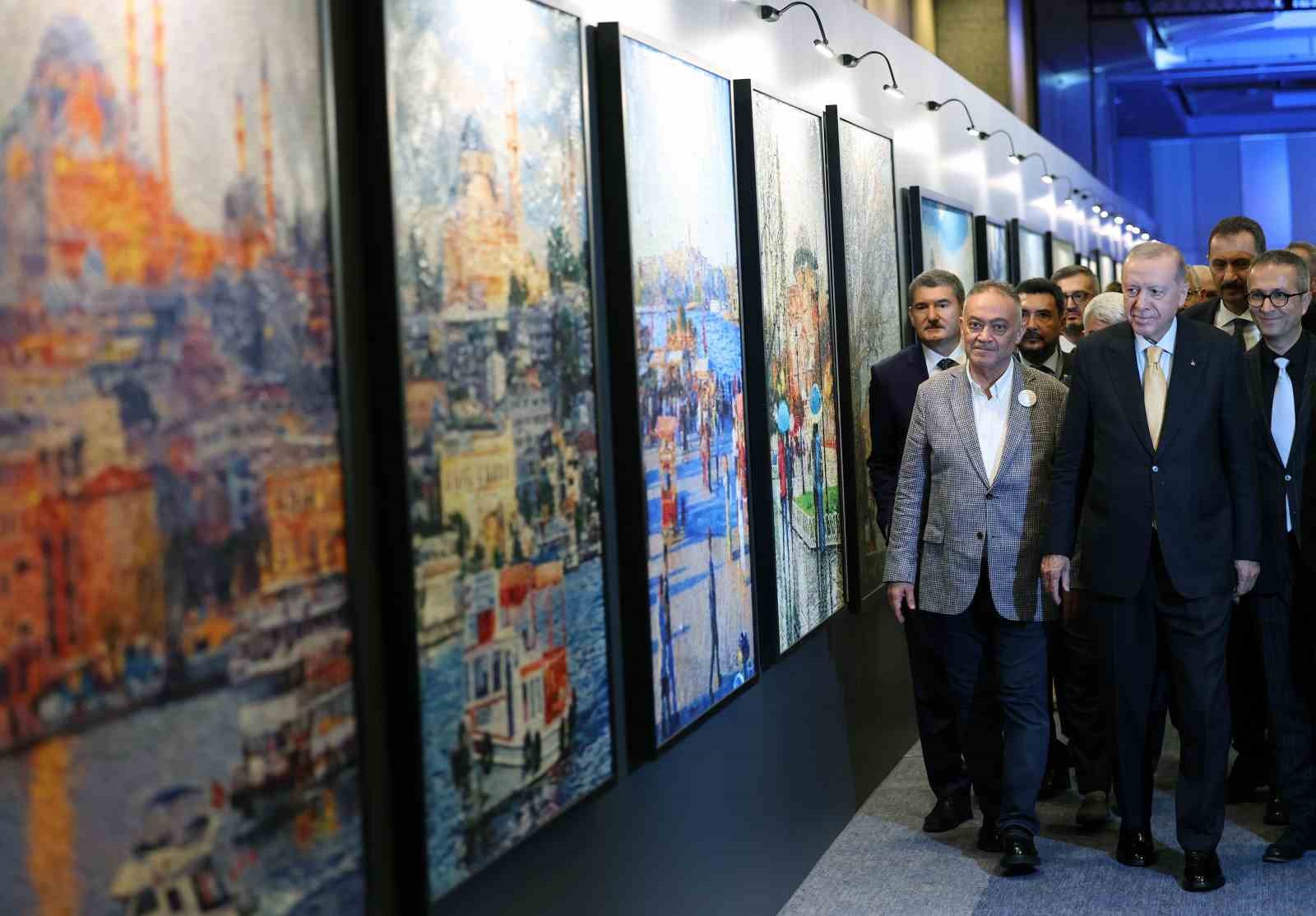 Cumhurbaşkanı Erdoğan ’Beş Ressam Bir Şehir Canım İstanbul’ sergisini gezdi