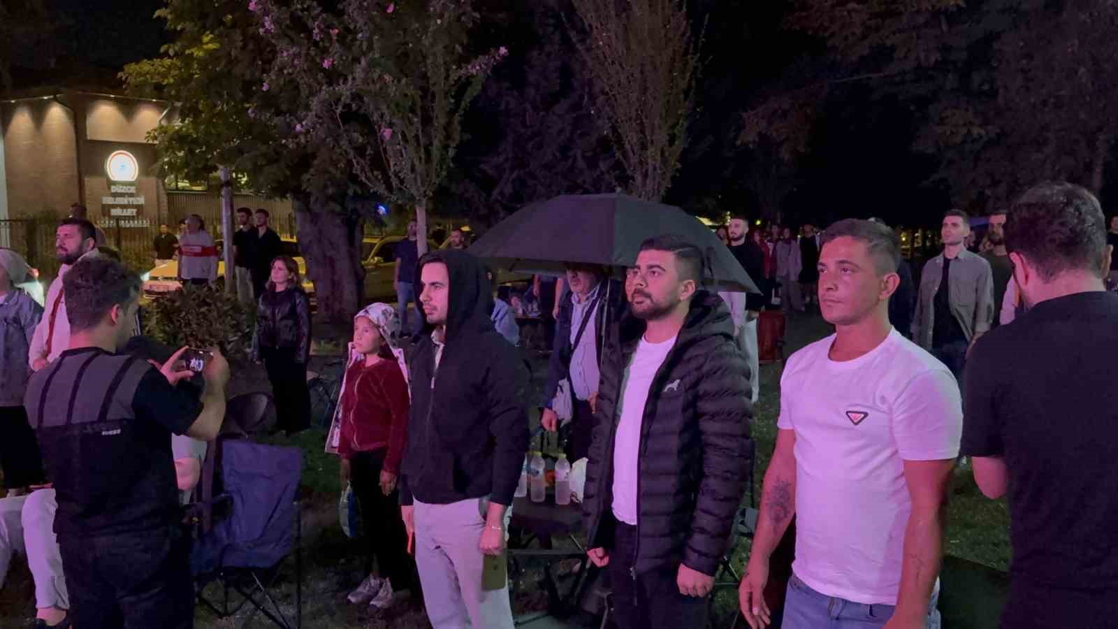 Yağmura rağmen b&uuml;y&uuml;k heyecan
