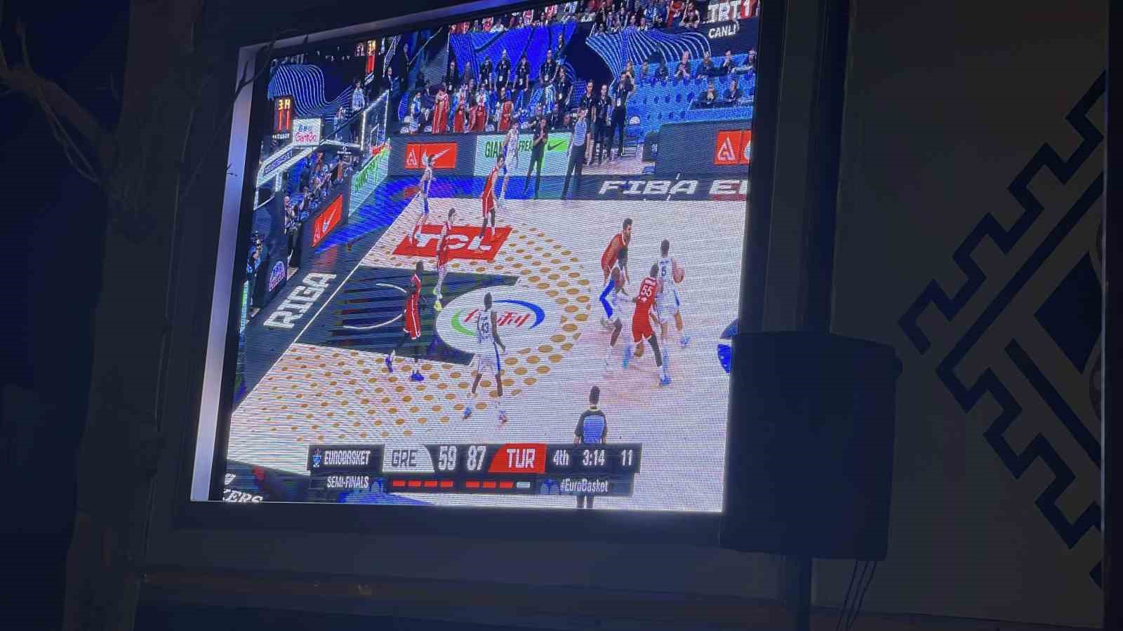 Osmaniyeliler, A Milli Basketbol Takımı&rsquo;nın zaferini dev ekranda izledi
