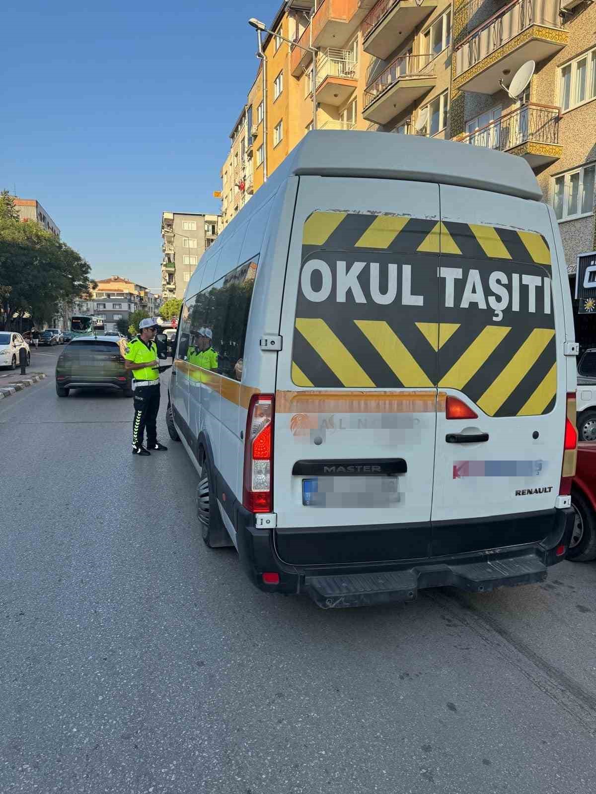 Manisa&rsquo;da 2 okul servis aracı trafikten men edildi
