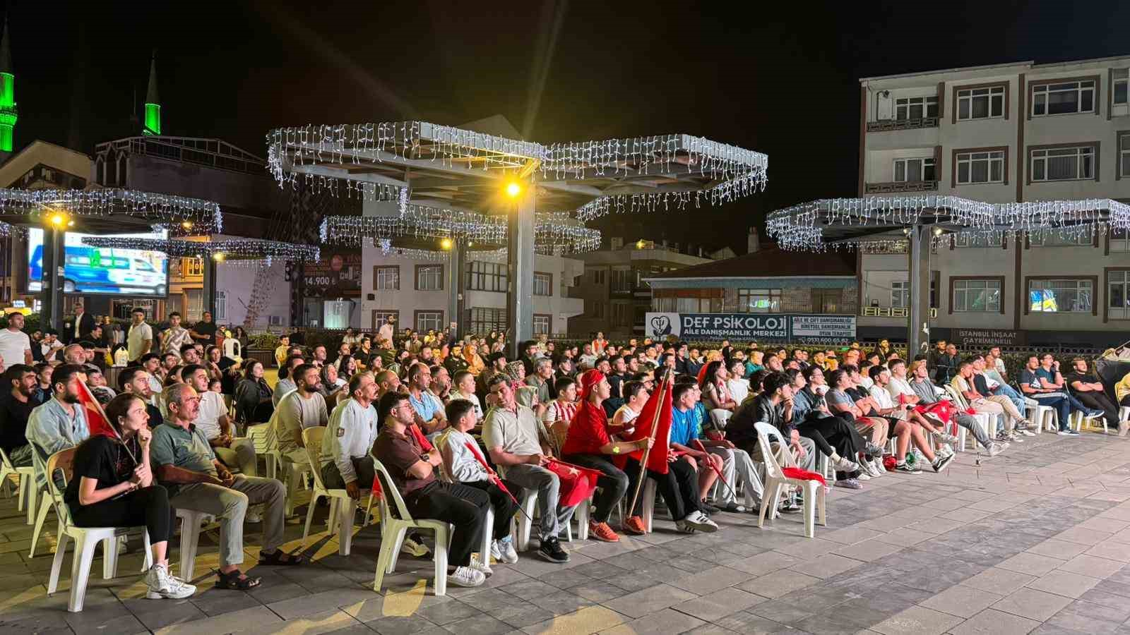 Arnavutköy’de yüzlerce kişi dev ekranda Türkiye-Yunanistan maçını izledi