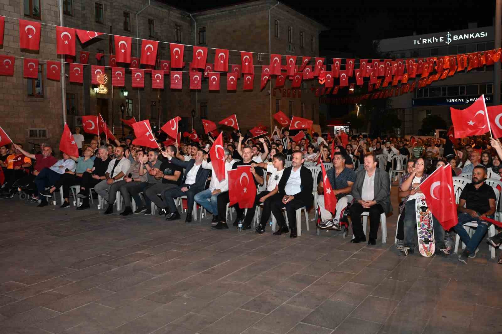 Isparta’da vatandaşlar A Milli Erkek Basketbol Takımı’nın zaferini dev ekrandan izlediler