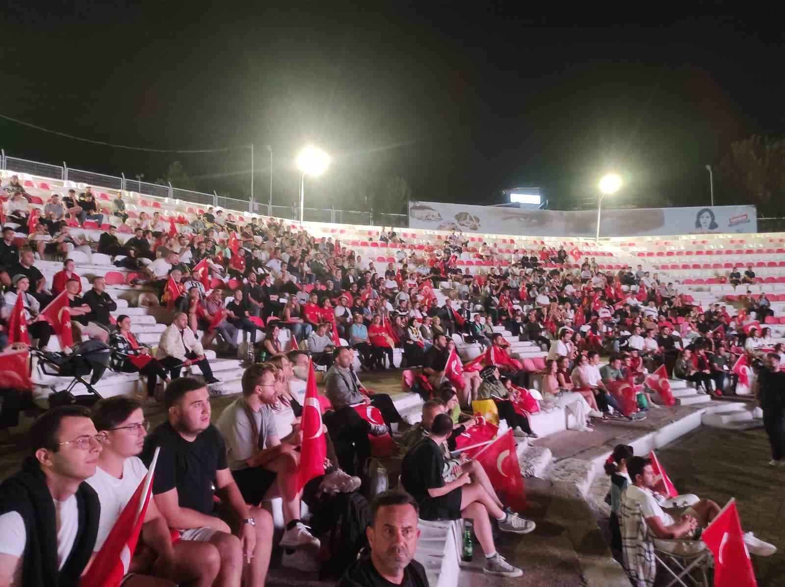 Tekirdağ&rsquo;da T&uuml;rkiye&rsquo;nin Yunanistan galibiyetini dev ekranda izlediler
