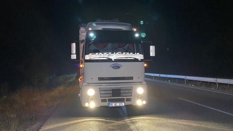 Otomobil kamyona arkadan &ccedil;arptı: S&uuml;r&uuml;c&uuml; kazayı yara almadan atlattı
