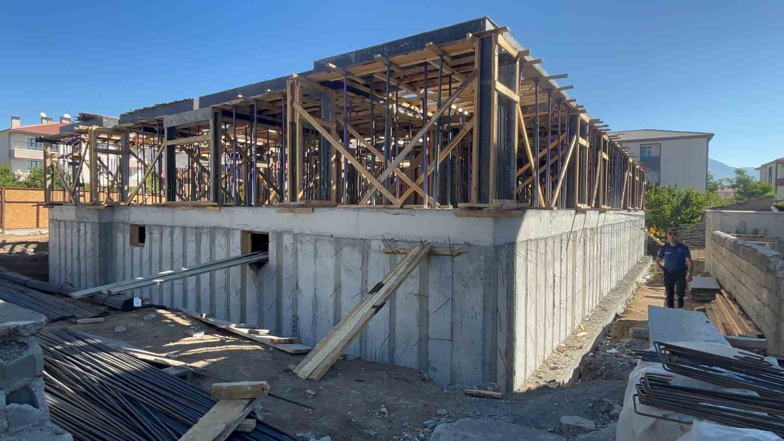 Erzincan&rsquo;da inşaattan d&uuml;şen iş&ccedil;i ağır yaralandı
