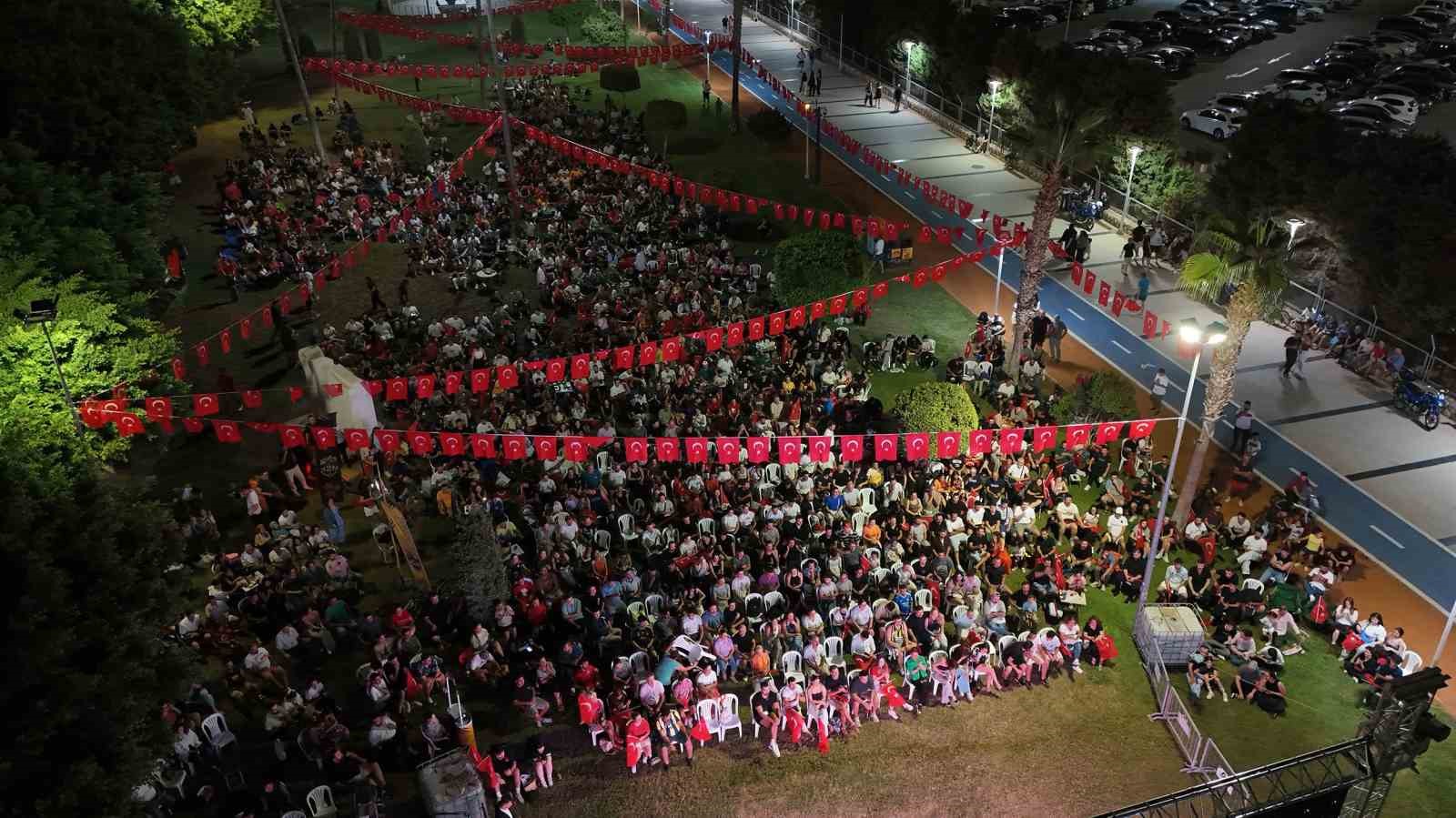 Mersinliler dev ekranda milli basketbol heyecanını yaşadı
