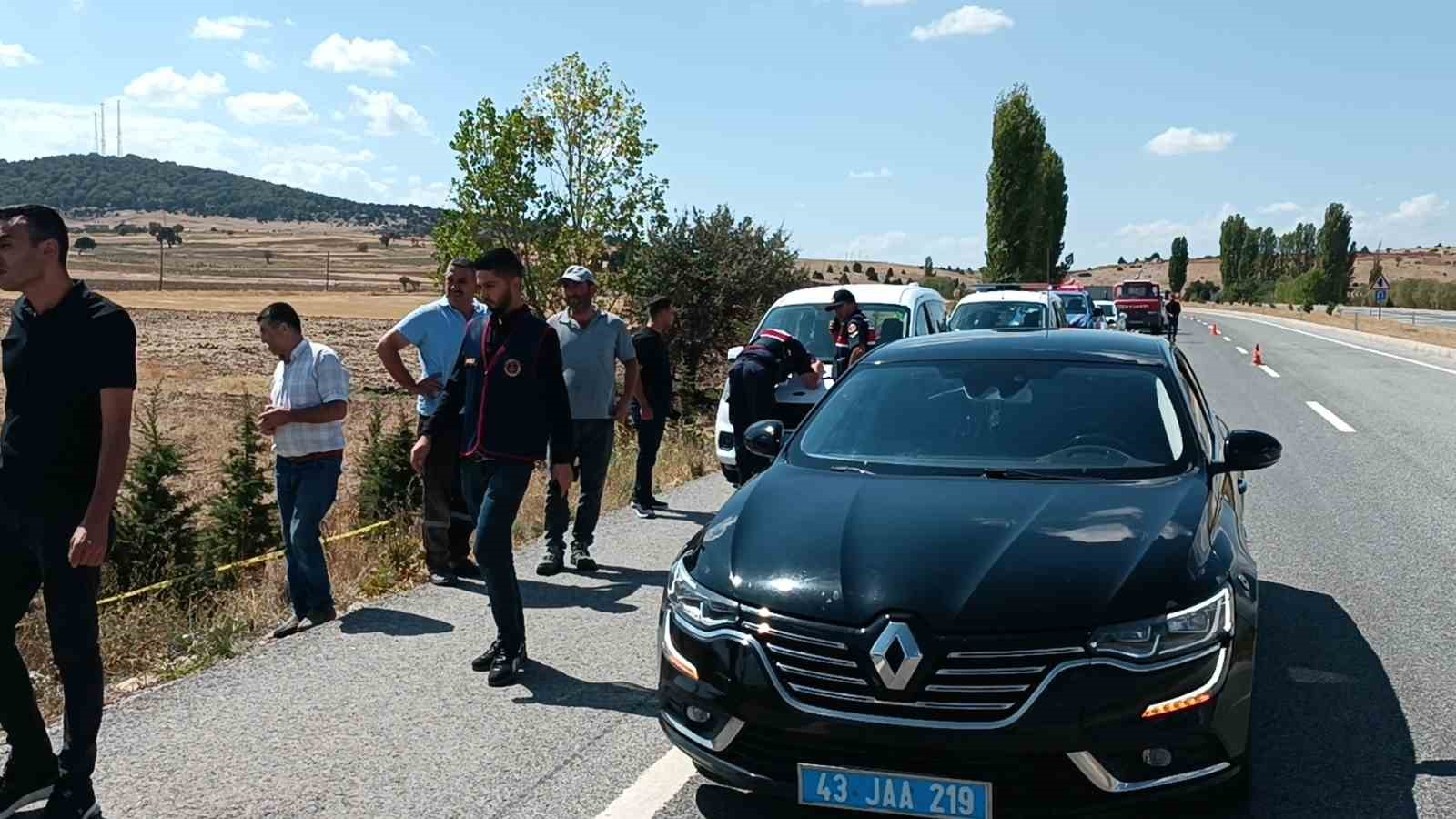 Kütahya’da yol kontrolü yapan jandarma, takla atan otomobilin altında kaldı: 1 şehit