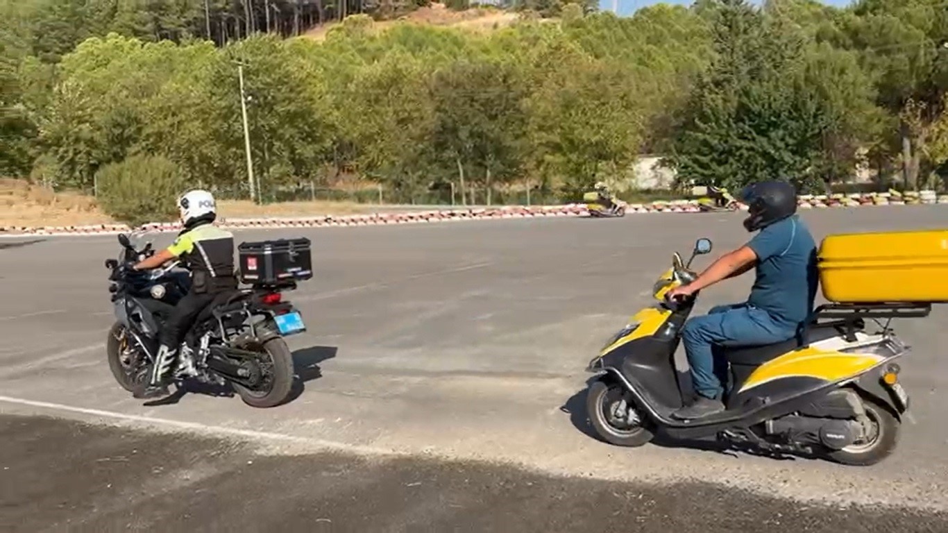 Muğla&rsquo;da motosikletli kuryelere g&uuml;venli s&uuml;r&uuml;ş eğitimi verildi
