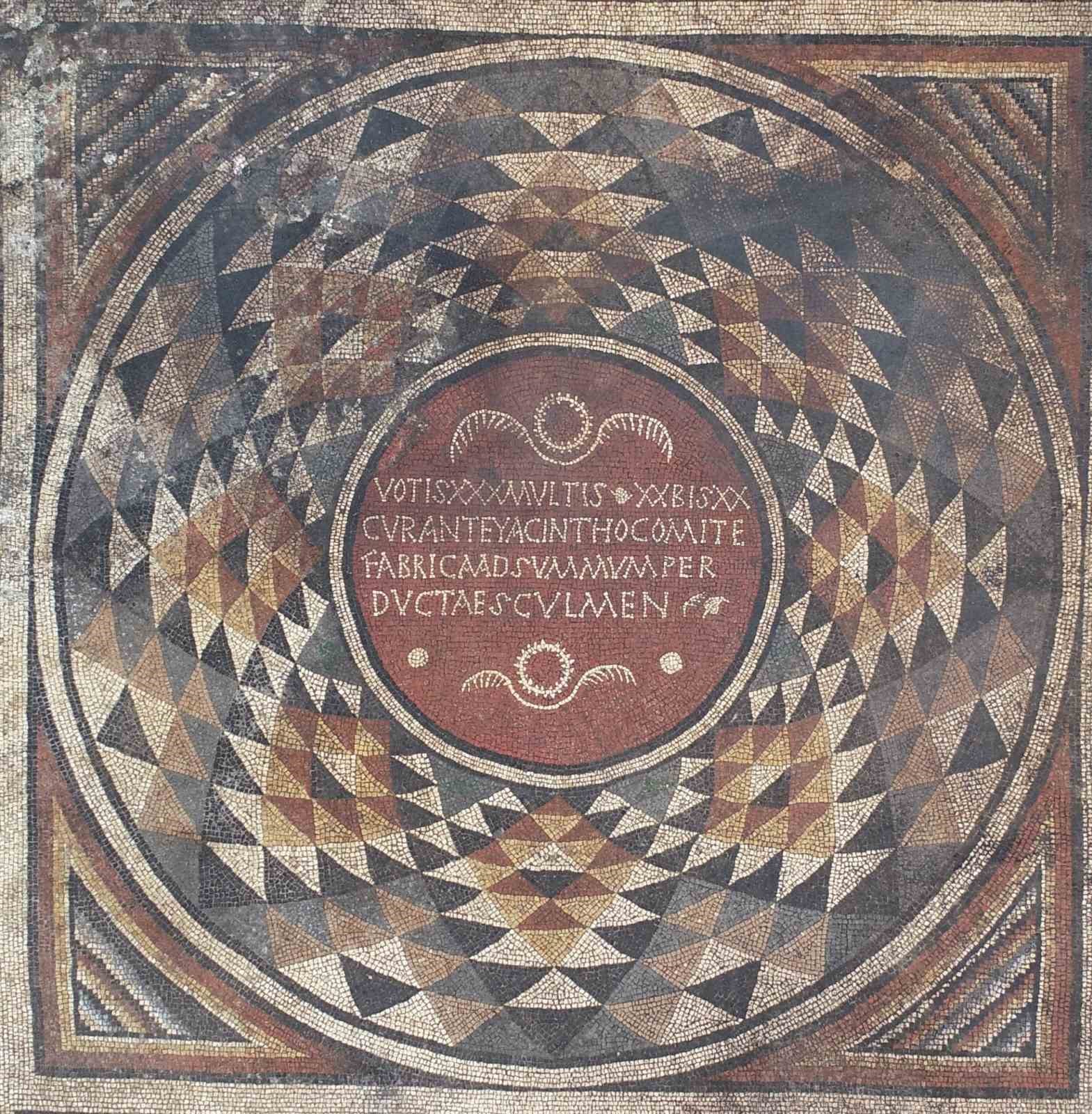 Bin 700 yıl önce yapılmış 3 boyutlu mozaikler kendine hayran bırakıyor