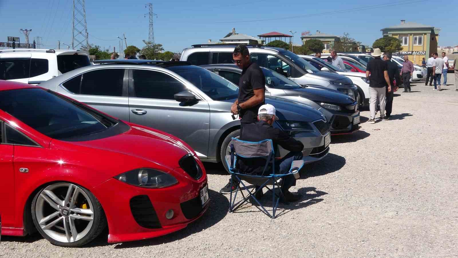 Van açık oto pazarı havaların serinlemesiyle hareketlendi
