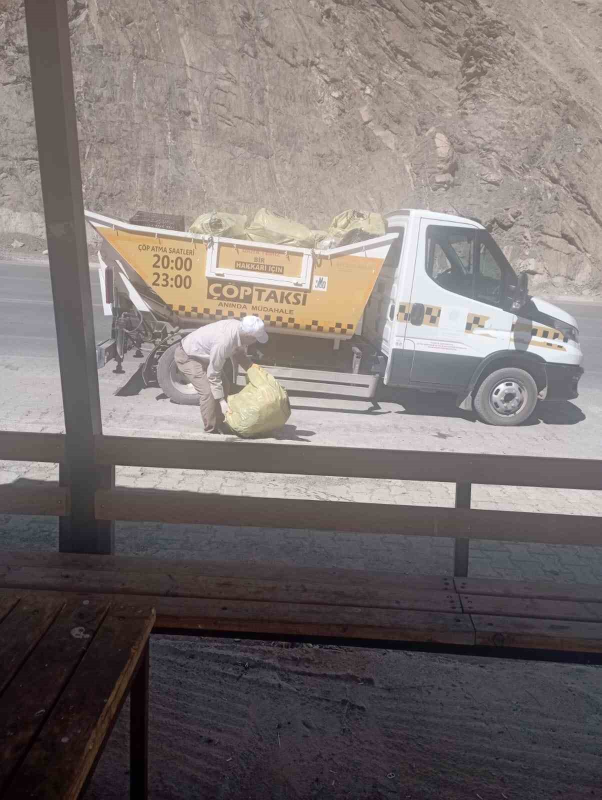 Hakkari-Van karayolunda temizlik çalışması