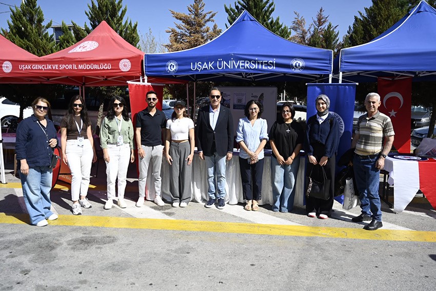 Uşak &Uuml;niversitesi yeni kayıt yaptıran &ouml;ğrencilerini otogarda karşıladı
