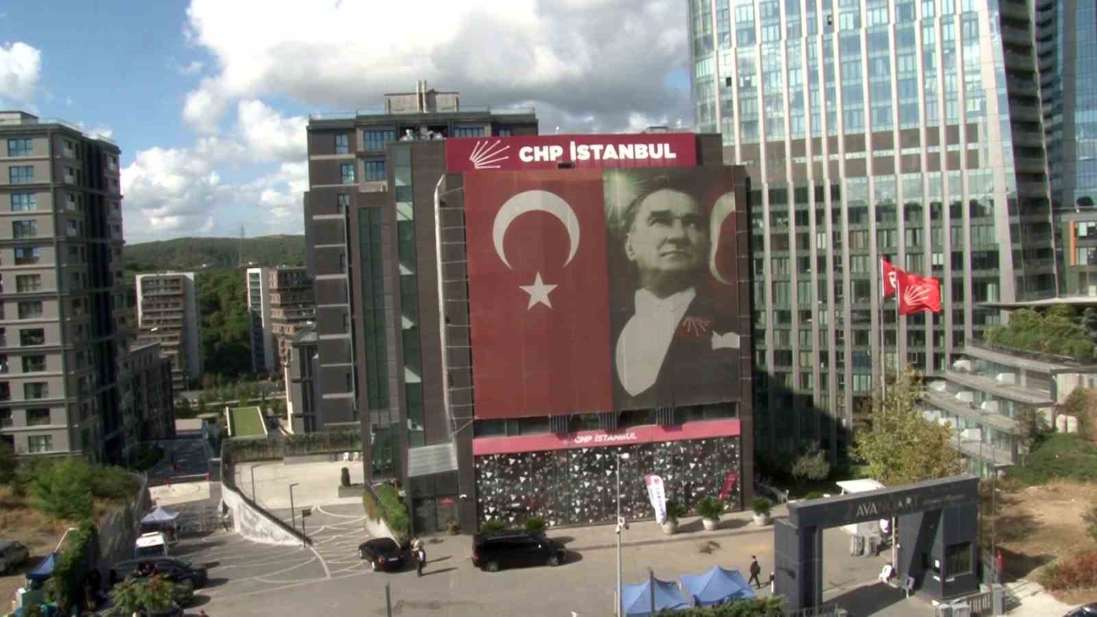 Özgür Özel CHP’nin Sarıyer’de bulunan parti binasına geldi