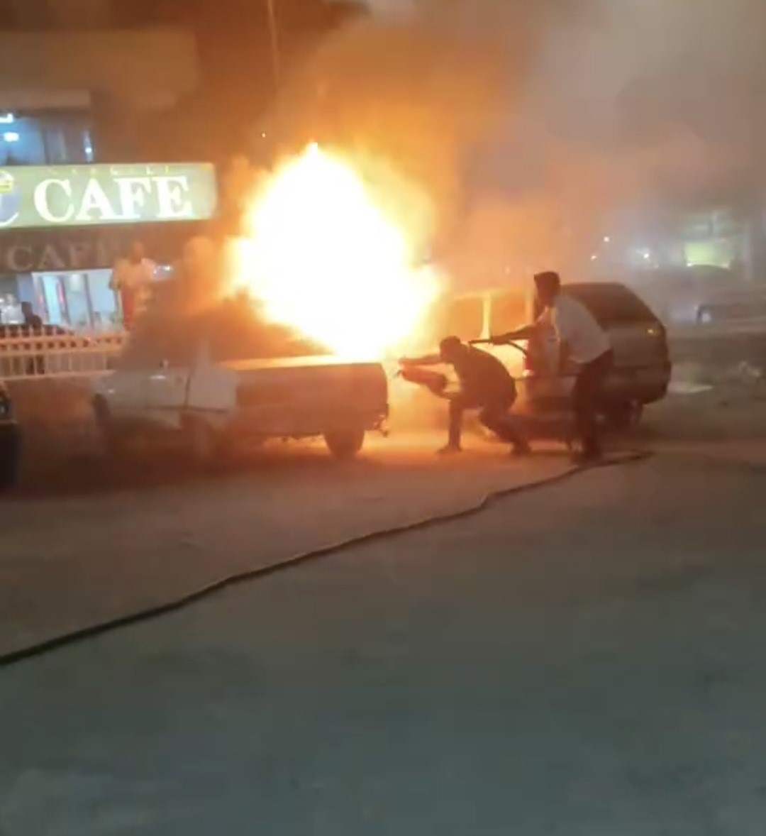 Siverek&rsquo;te park halindeki otomobil yandı, mahallede panik yaşandı
