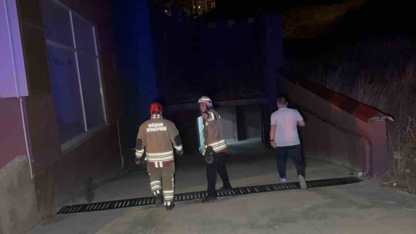 Gen&ccedil; kız &ccedil;atıya &ccedil;ıktı, kurtarmak isteyenlerle birlikte mahsur kaldı
