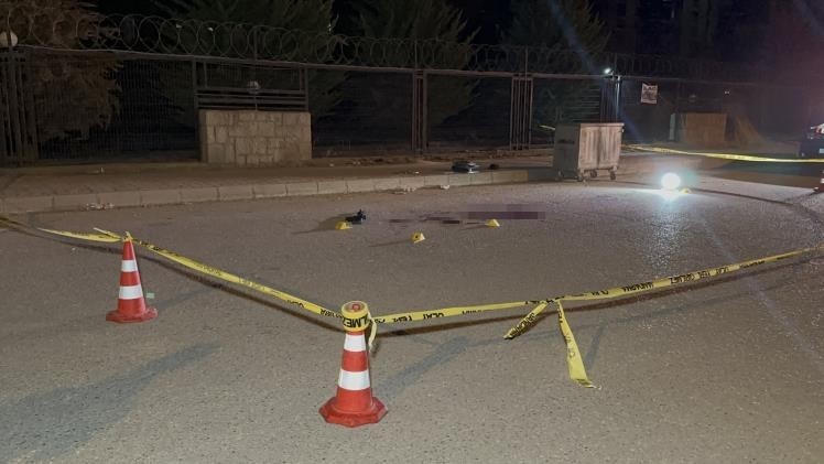 22 yaşındaki genç, sokak ortasında vurulmuş halde bulundu