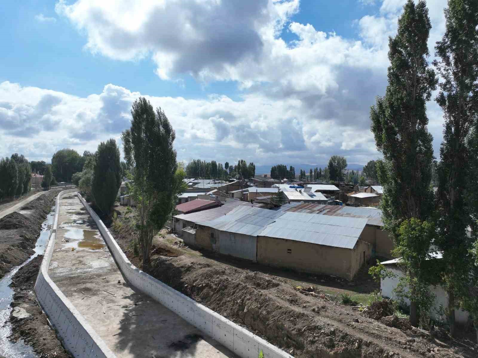 Oruçbeyli köyünde 2. kısım taşkın kontrol inşaatında çalışmalar sürüyor