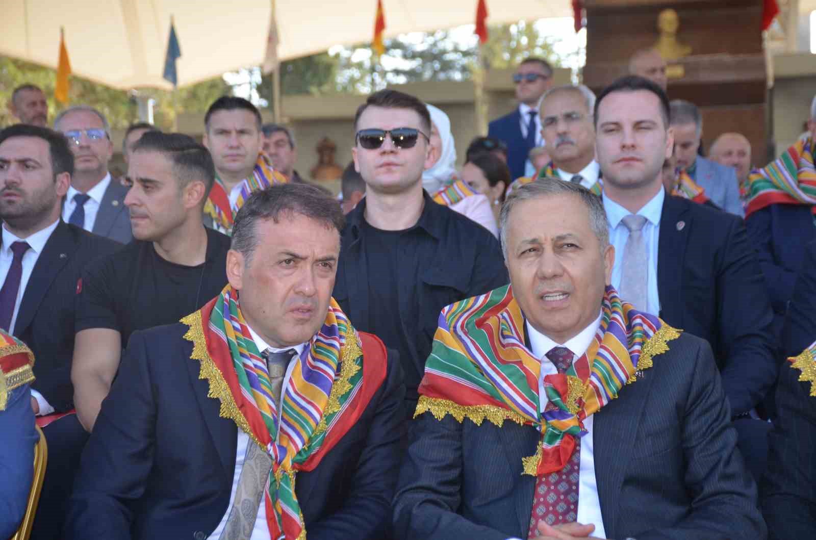 Bakan Yerlikaya, Ertuğrulgazi Türbesi’nde dua etti