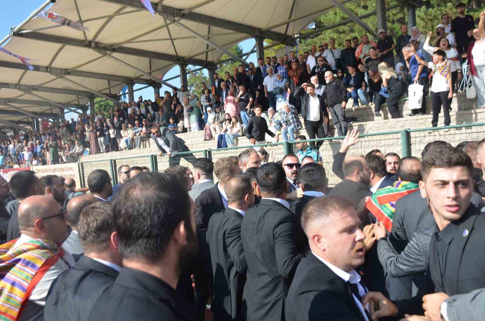 Ertuğrulgazi Türbesi önünde gerginlik