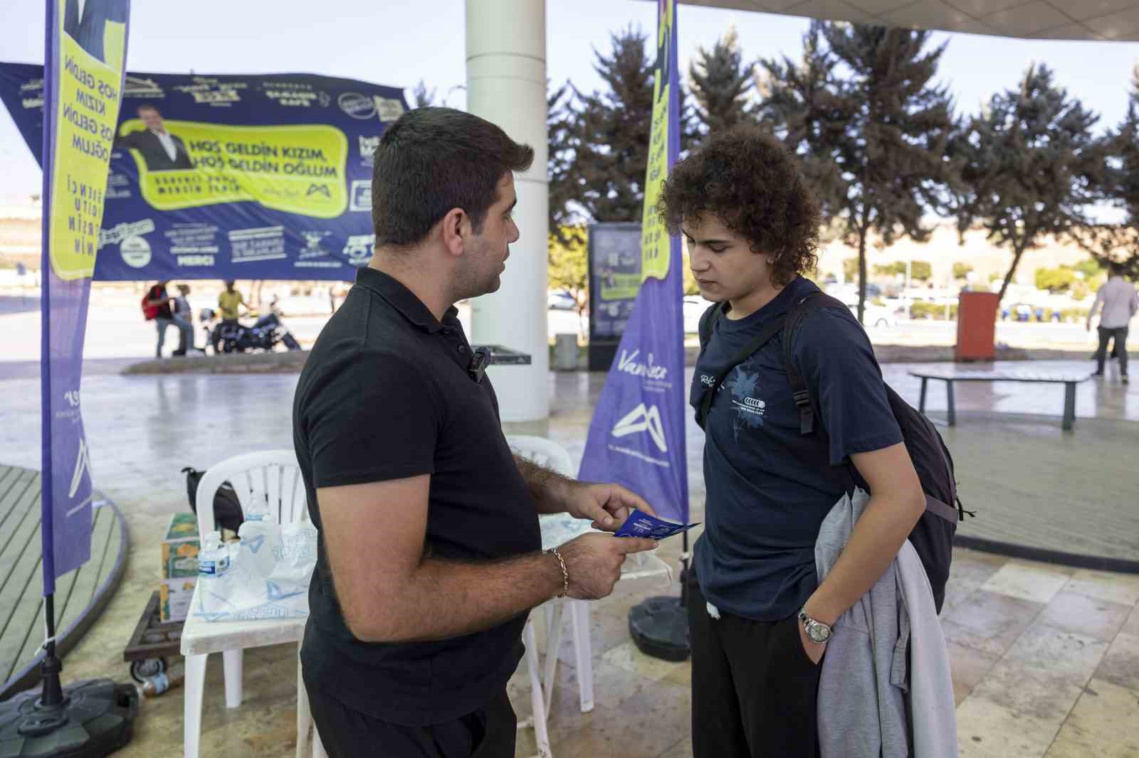 Mersin&rsquo;de &uuml;niversiteli gen&ccedil;ler şehrin girişinde karşılanıyor
