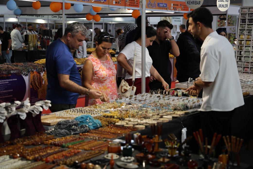 Değer biçilemiyor: Kur’an-ı Kerim’in 604 sayfası tespihe nakşedildi