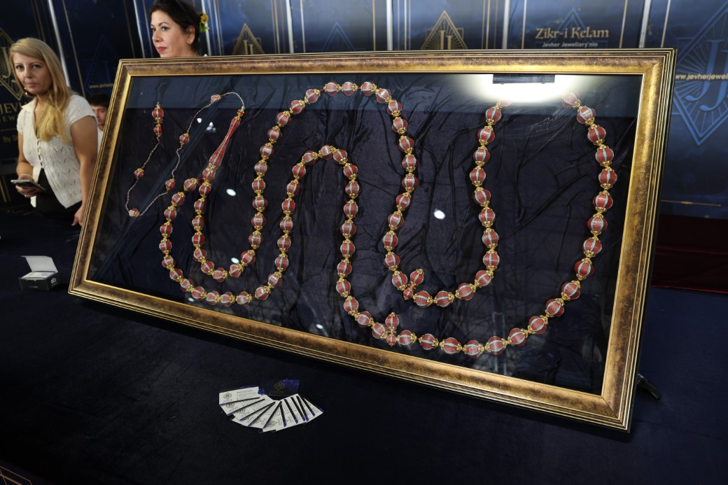 Değer biçilemiyor: Kur’an-ı Kerim’in 604 sayfası tespihe nakşedildi