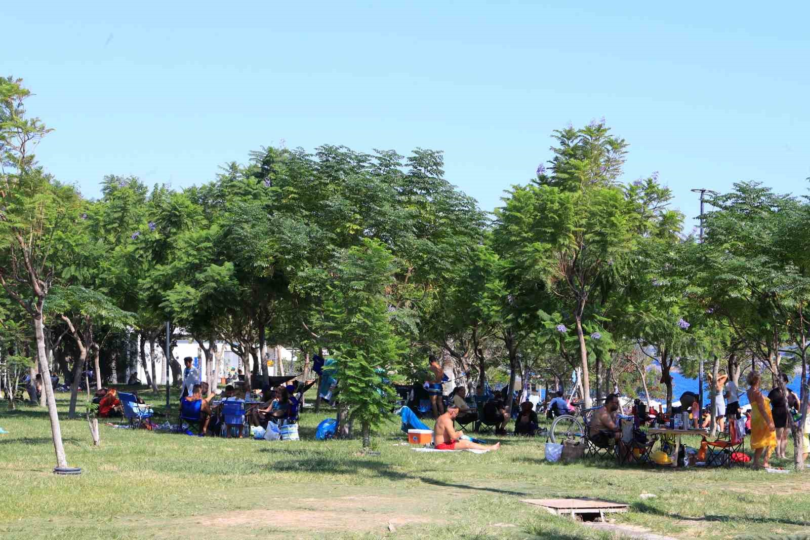 Termometreler 37 dereceyi g&ouml;sterdi, yazın son g&uuml;nlerinde Antalya sahilleri doldu taştı
