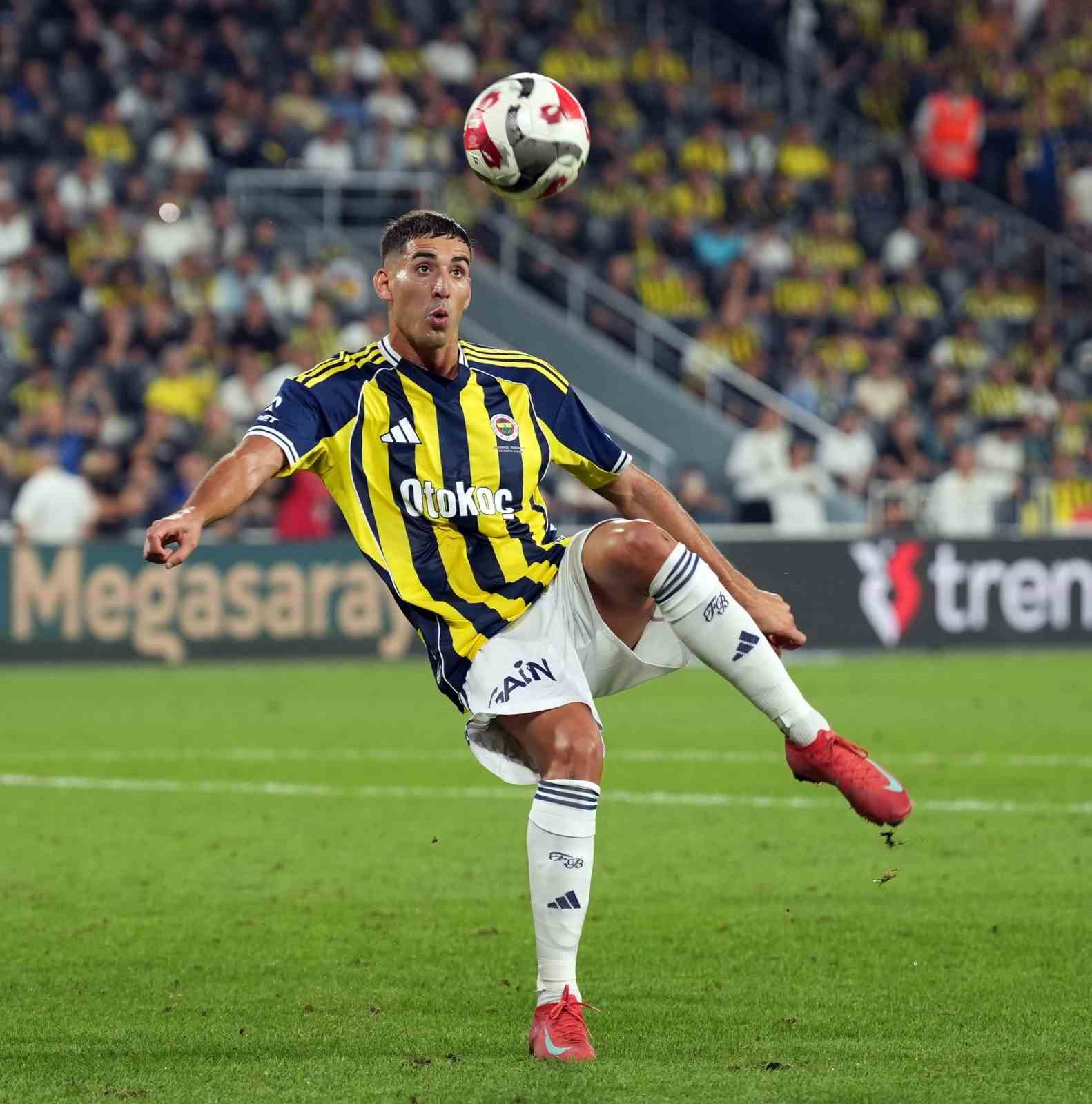 Trendyol Süper Lig: Fenerbahçe: 1 - Trabzonspor: 0 (İlk yarı)