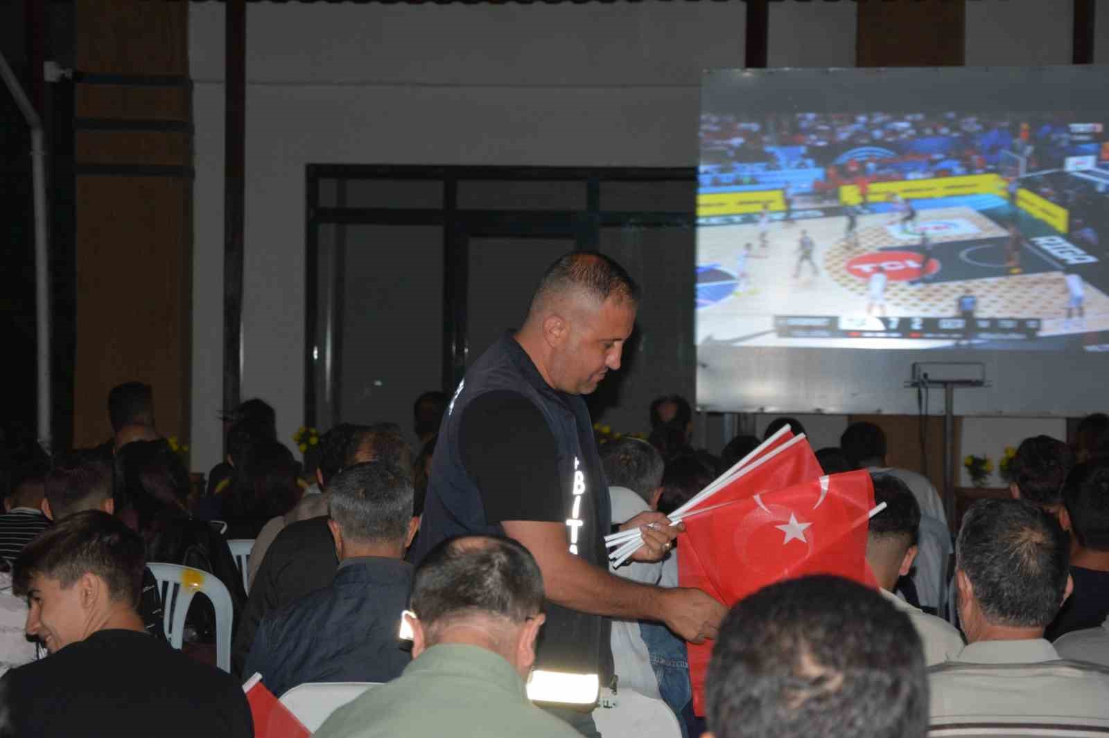 Demirci’de vatandaşlar EuroBasket 2025 final maçını dev ekranlardan izledi