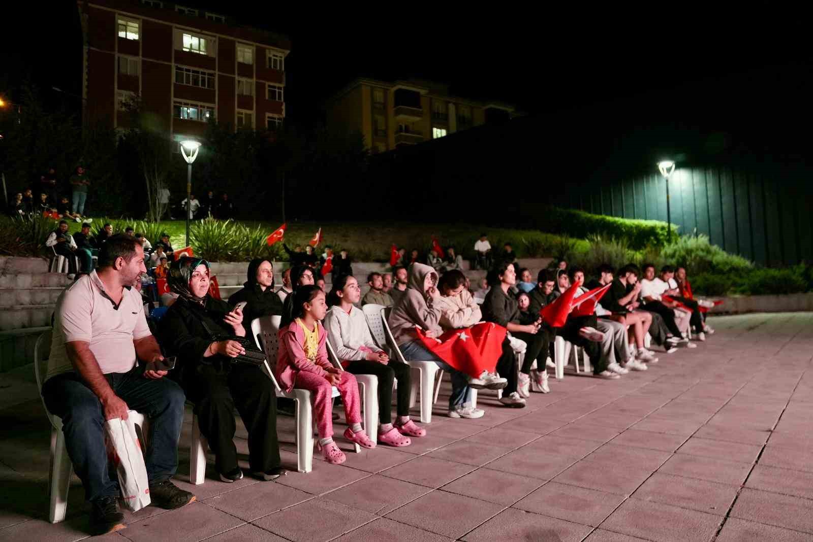 Arnavutköy’de milli heyecan: Yüzlerce kişi dev ekranda Türkiye-Almanya finalini izledi