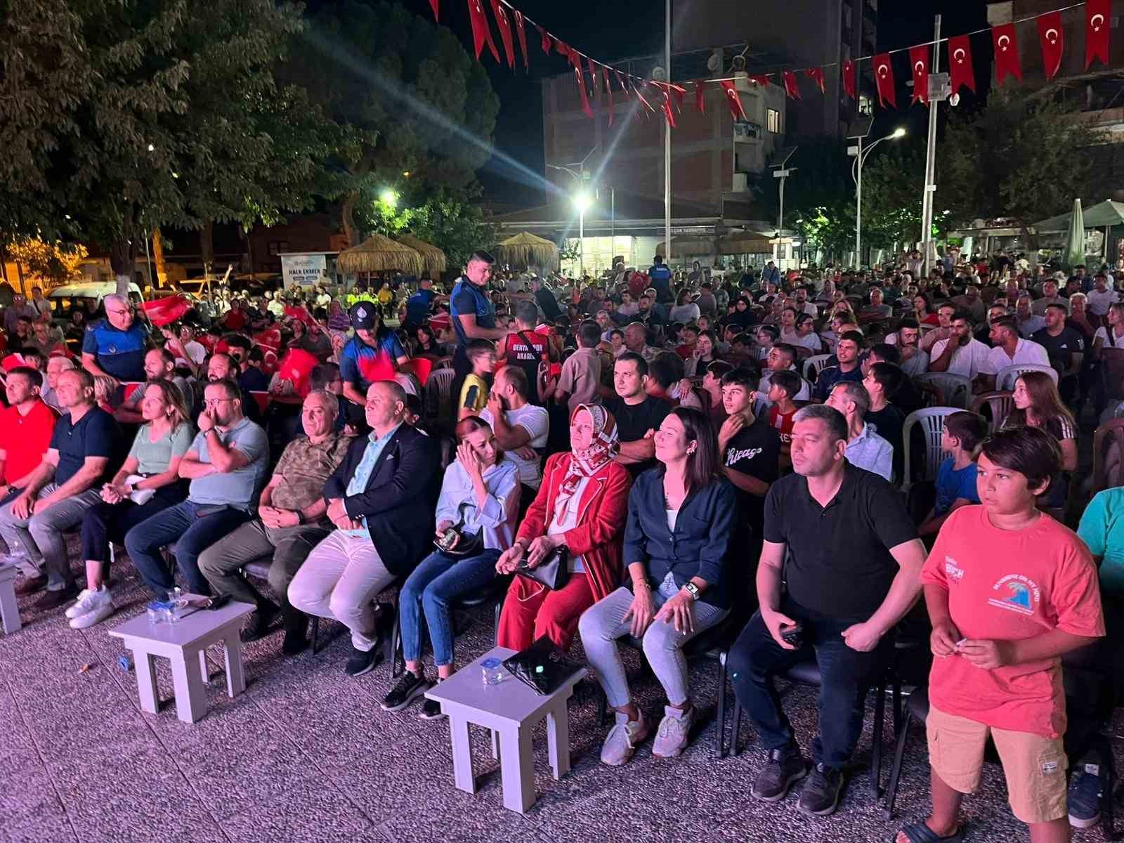 İncirliova&rsquo;daki vatandaşlar, A Milli Basketbol Takımı ma&ccedil;ını dev ekranda izledi
