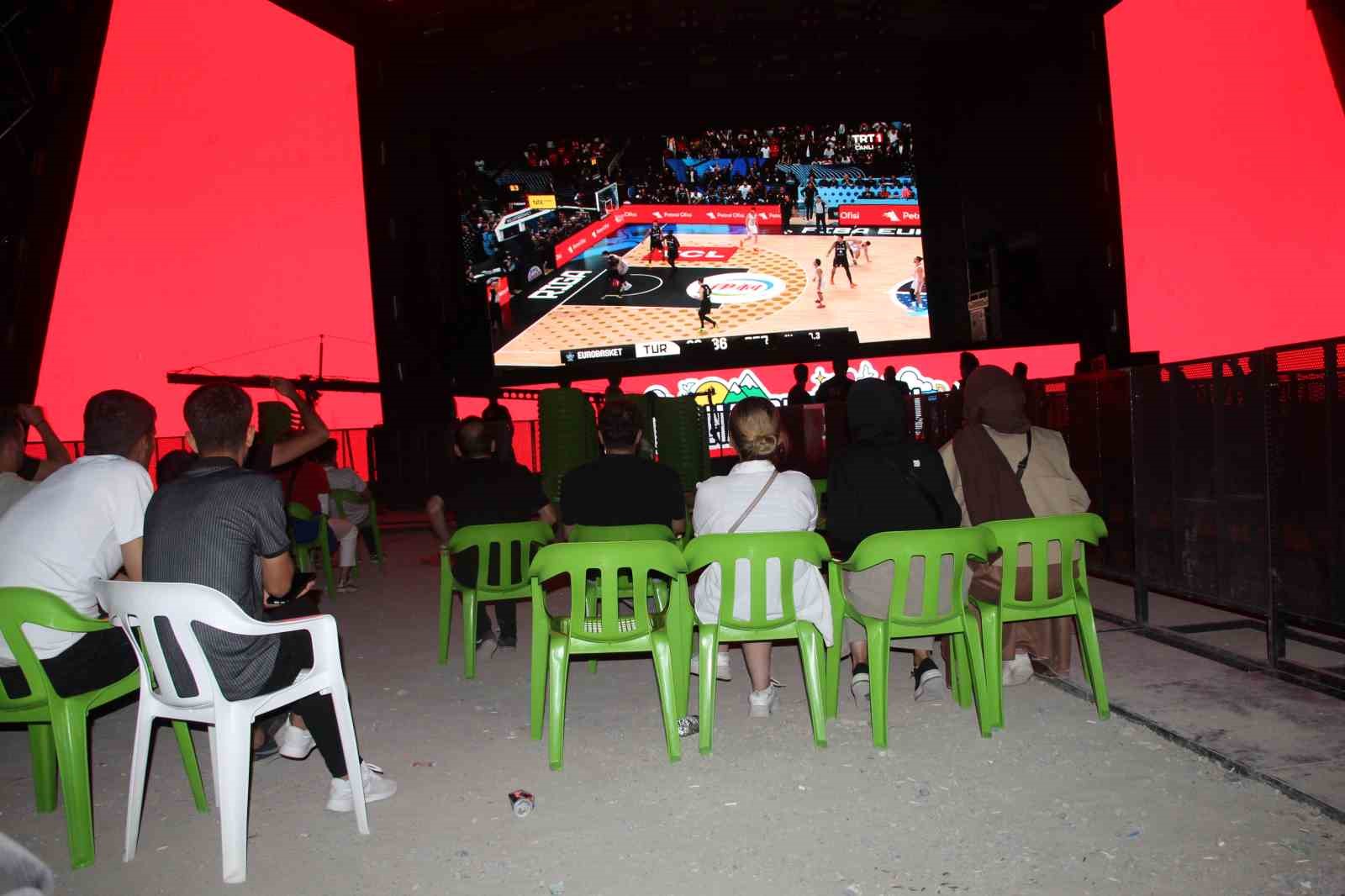 A Milli Erkek Basketbol Takımı’nın finali Şırnak’ta dev ekranlardan izlendi