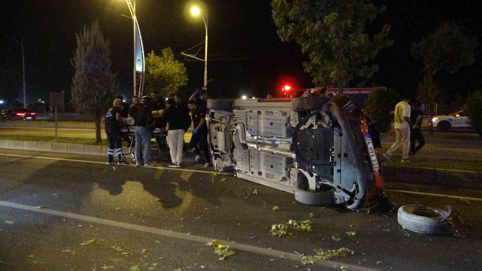 Kontrolden &ccedil;ıkan otomobil &ouml;nce araca sonra ref&uuml;je &ccedil;arpıp karşı şeride ge&ccedil;ti: 2 yaralı
