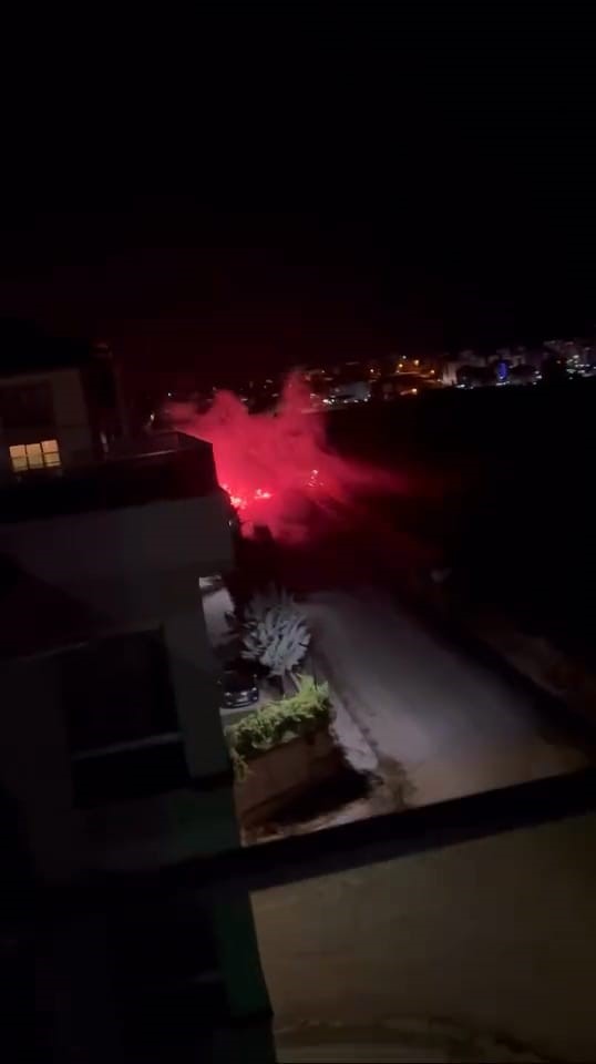 Ara&ccedil;tan atılan havai fişek yangına yol a&ccedil;tı
