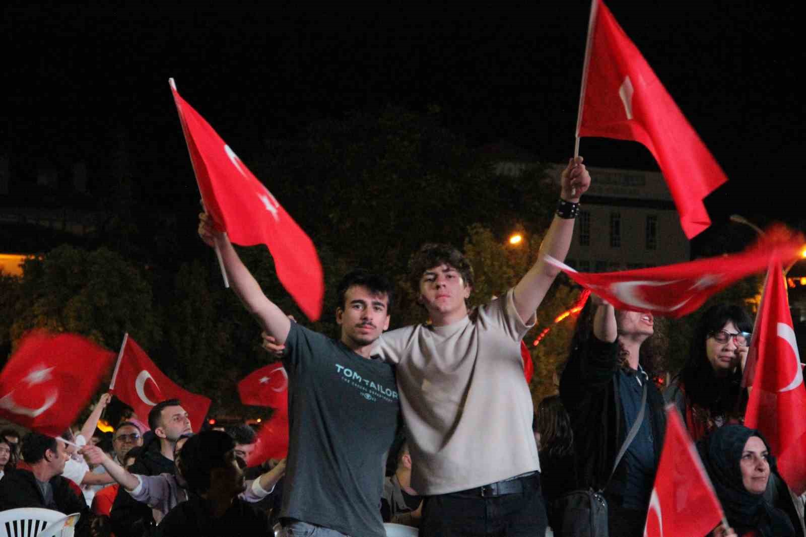 Çorum’da yüzlerce vatandaş ellerindeki Türk bayraklarıyla ‘12 Dev Adam’ı destekledi