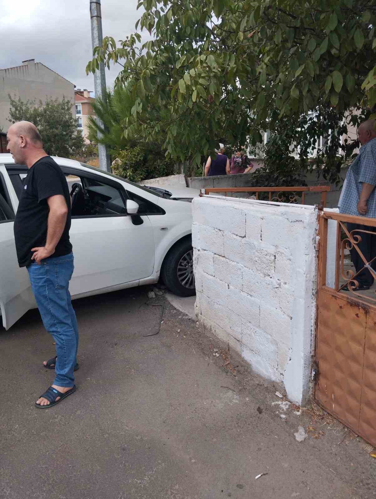 Muratlı&rsquo;da otomobil bah&ccedil;e duvarına &ccedil;arptı
