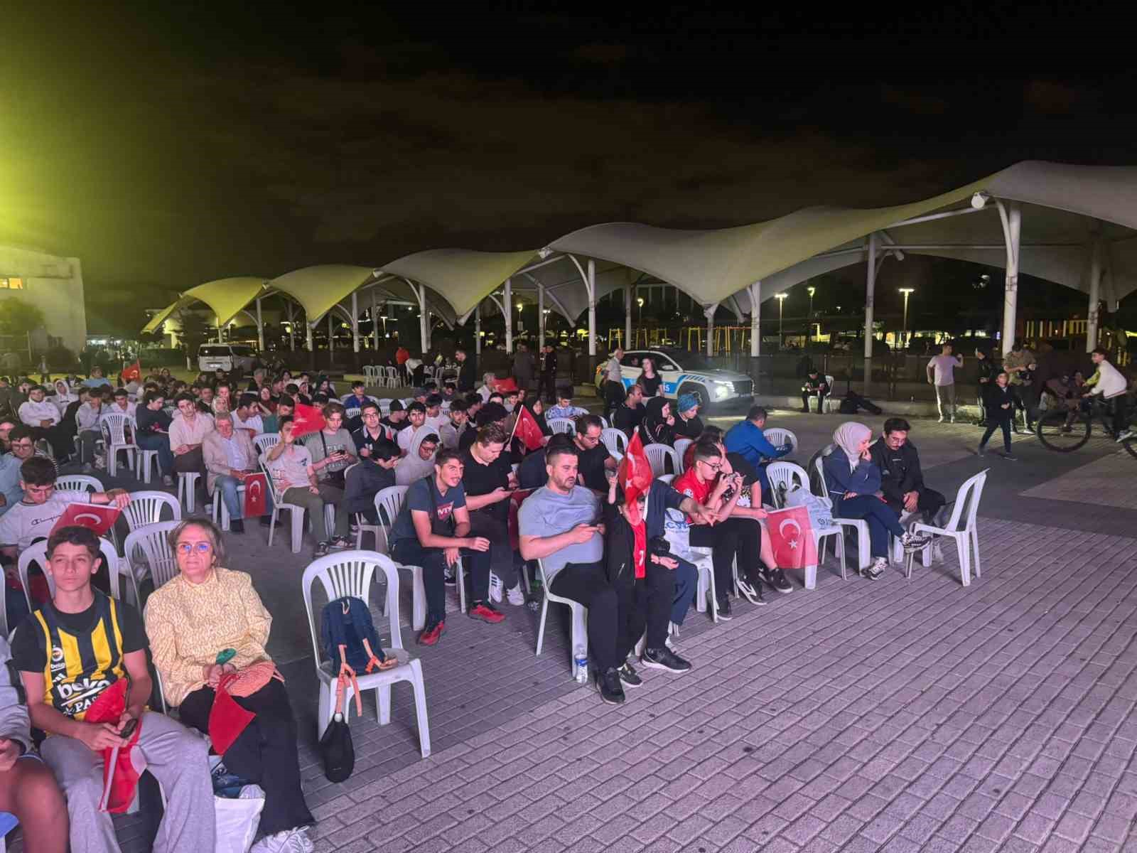 Küçükçekmece’de milli maç heyecanı