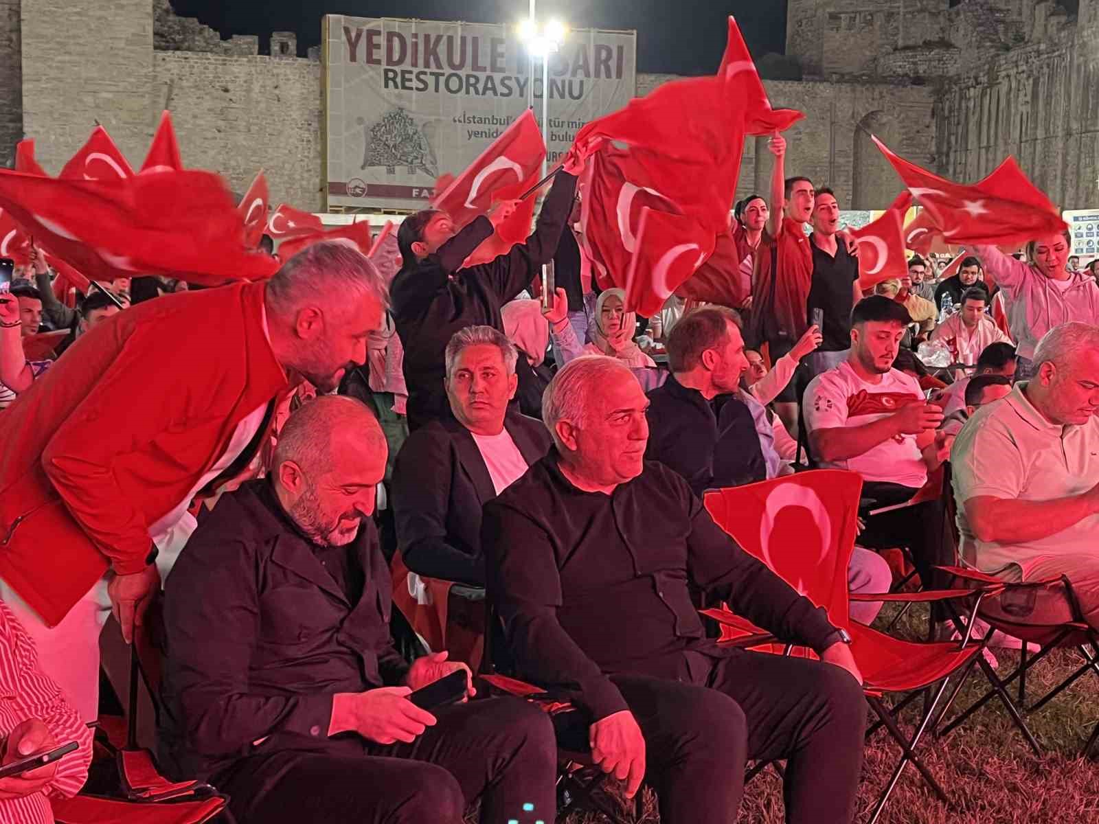 Fatih’te vatandaşlar Türkiye-Almanya final maçını dev ekrandan izledi