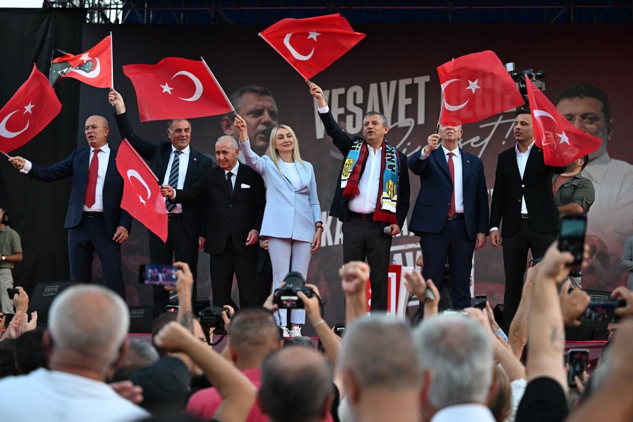 CHP Genel Başkanı Özel: "CHP’nin babaevine kimse el uzatamaz"