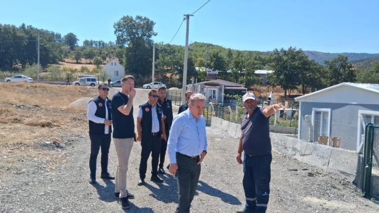 Boz&uuml;y&uuml;k&rsquo;te k&ouml;y yollarında asfalt &ccedil;alışmaları s&uuml;r&uuml;yor
