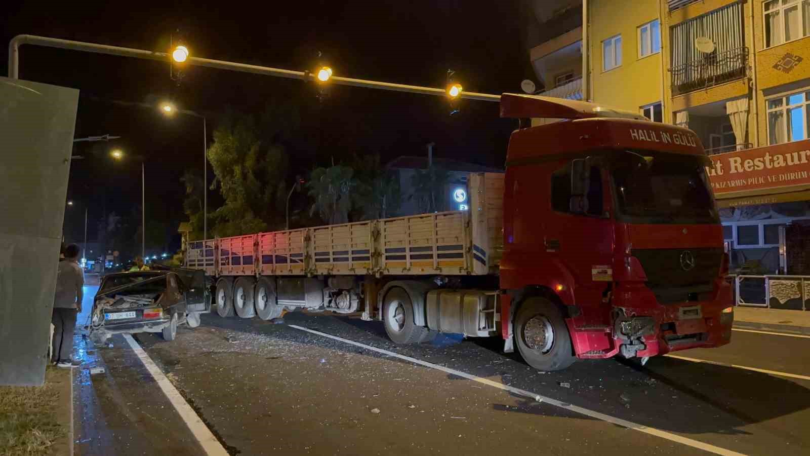 Antalya&rsquo;da tırla otomobil &ccedil;arpıştı: 1 ağır yaralı
