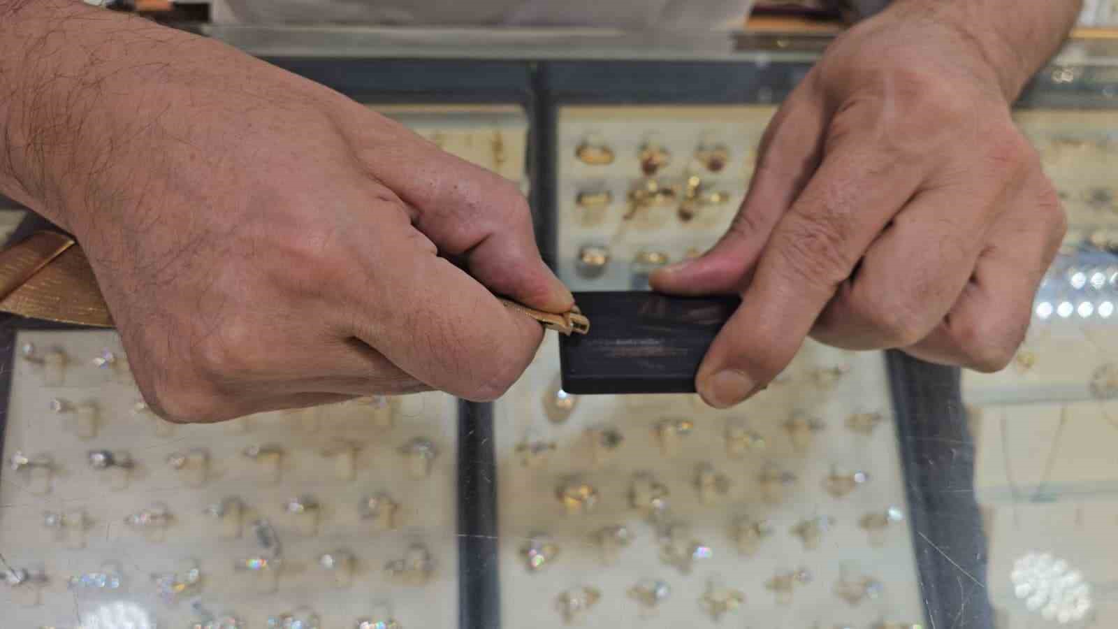 Elazığ’da kuyumculardan sahte altına karşı mihenk taşlı önlem
