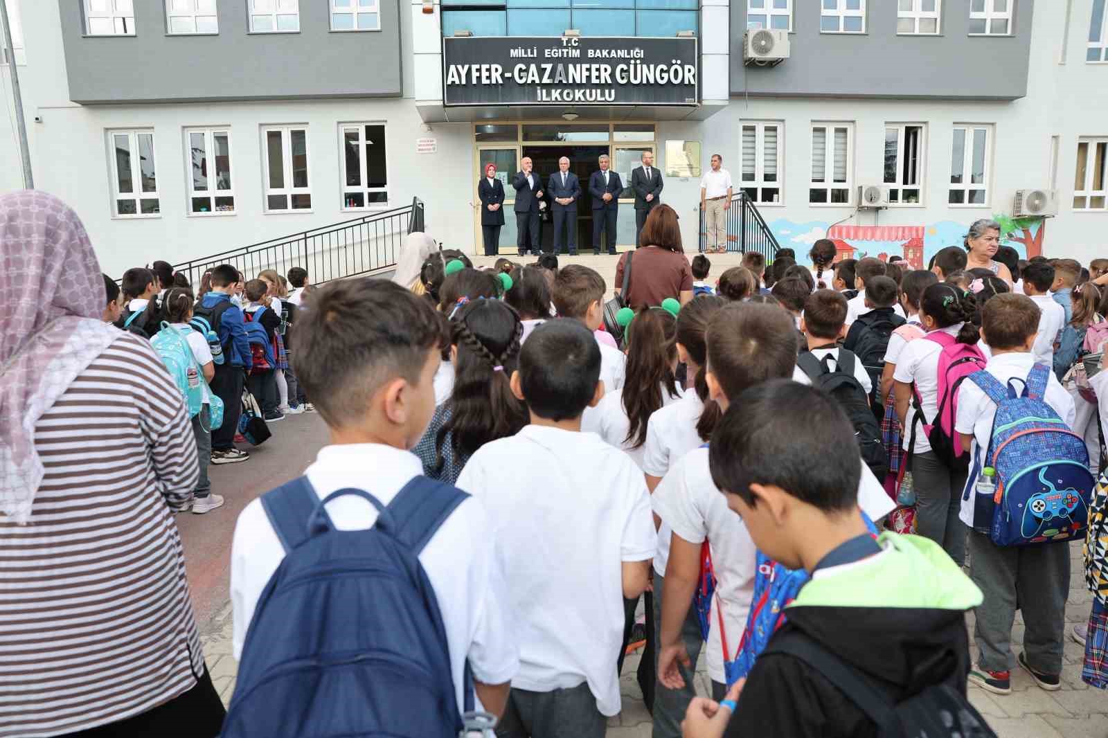 Başkan Muzaffer Bıyık, öğretmen ve öğrencilerin taleplerini dinledi